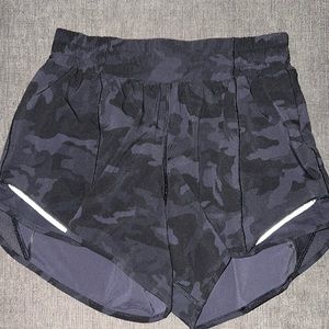 Lululemon Hotty Hot Low-Rise short 4” size 6